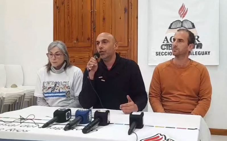 Vladimir Firpo (centro) junto a integrantes de la comisión directiva de Agmer Gualeguay.