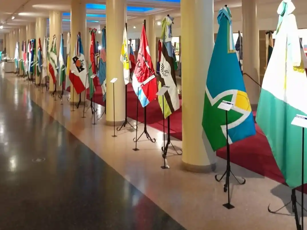 Más de 50 banderas del sur y centro de Santa Fe y del sudeste cordobés se exponen el Monumento. Foto: Gentileza.