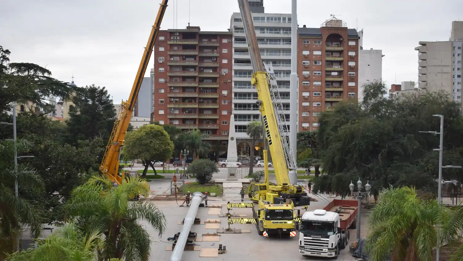Plaza 25 de Mayo: se colocaron los dos mástiles de 42 metros de altura