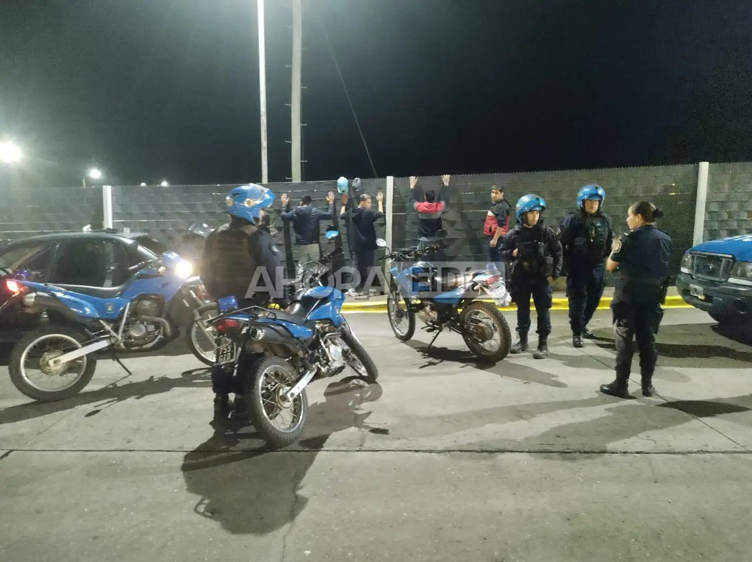 La policía realizó un importante operativo en la estación de servicio frente a la terminal