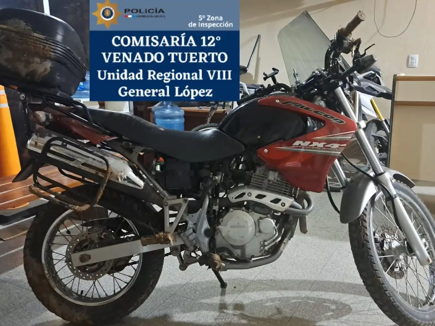 La moto Honda Falcon 400cc recuperada por el Comando Radioeléctrico en Venado Tuerto.