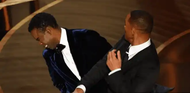 Chris Rock recibió la cachetada luego de hacer un chiste sobre la esposa de Smith. Foto AFP