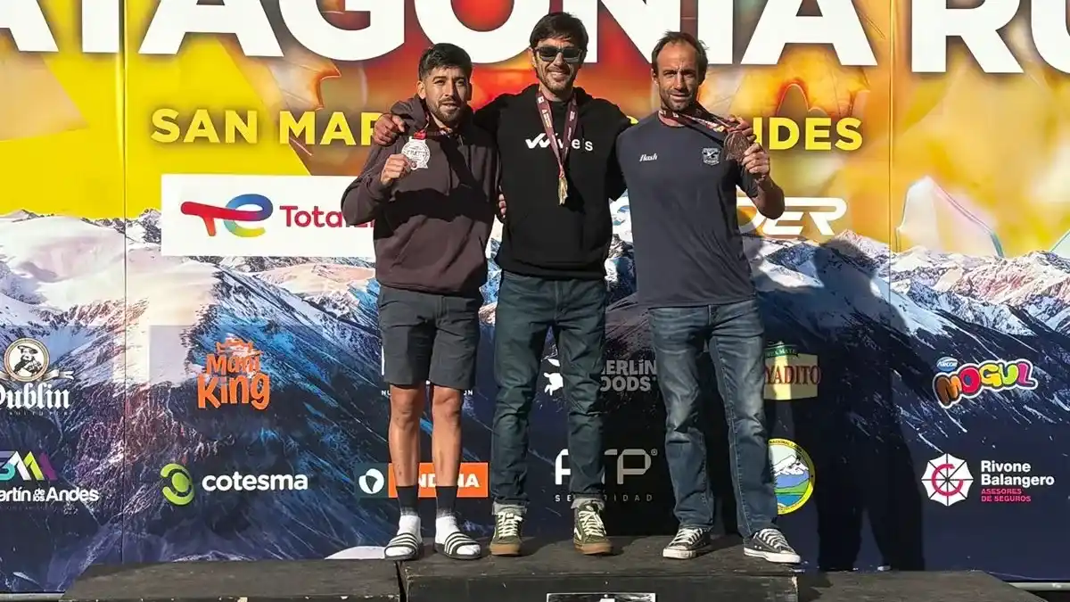 Falco (derecha), en el podio de su categoría.