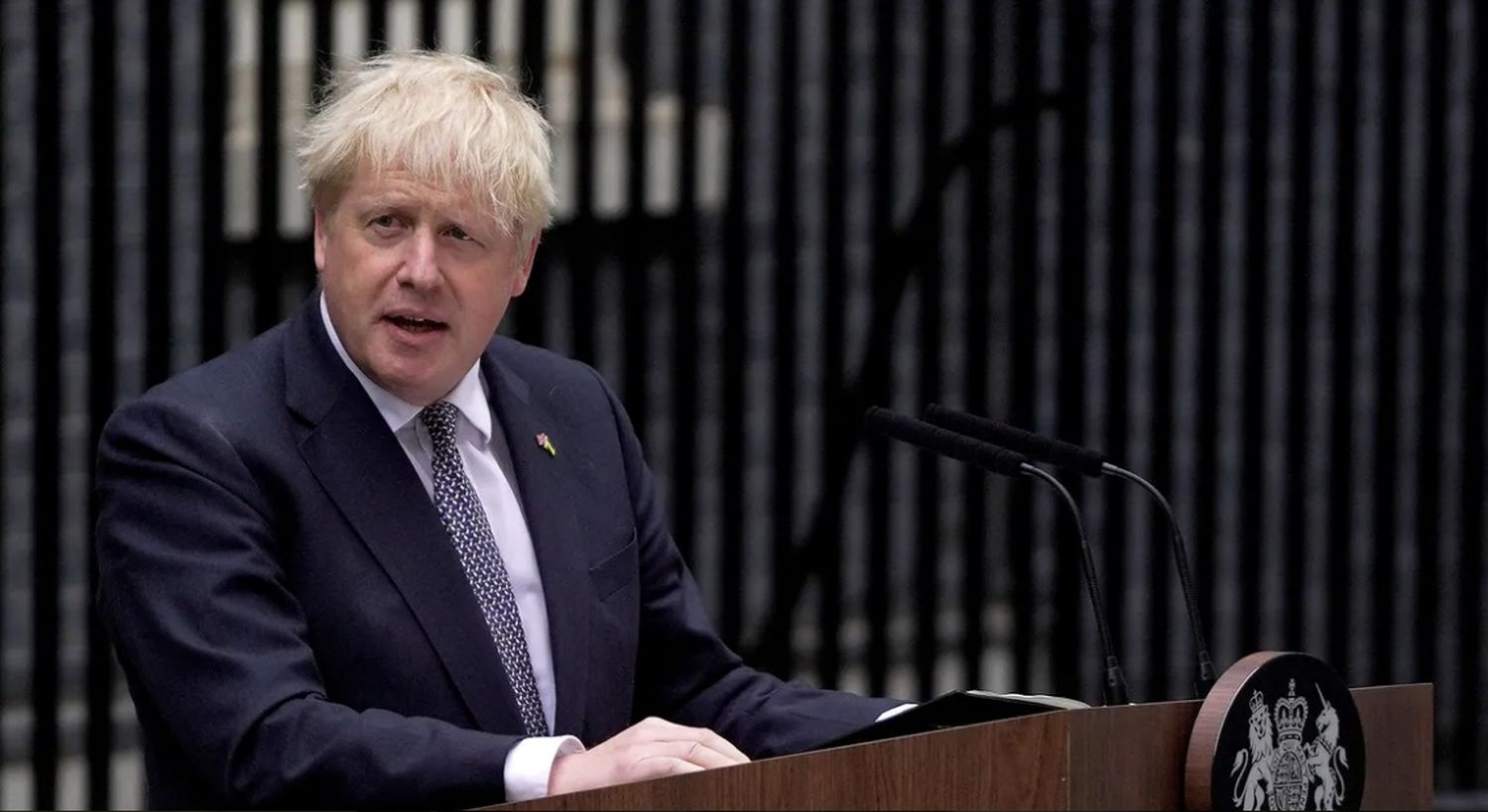 Boris Johnson renunció como primer ministro, pero se quedará en el cargo hasta que elijan a su sucesor