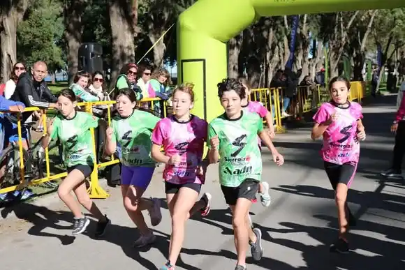 Sinergia Miniatletismo brilla en competencias de atletismo y ciclismo en Chascomús y Arturo Seguí