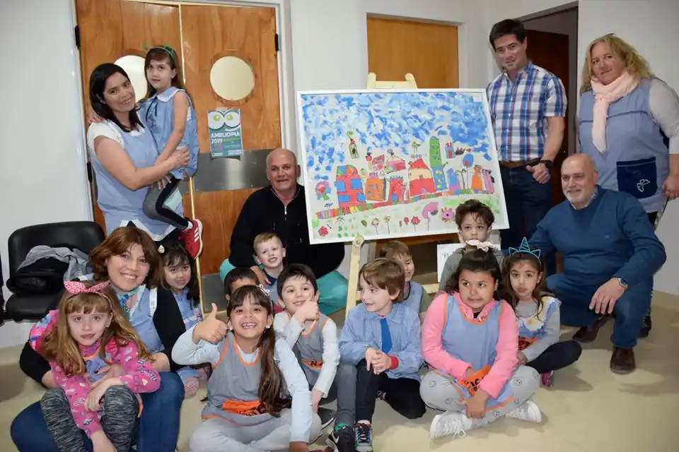 Alumnos del Jardín de Infantes 901 entregaron un cuadro al hospital