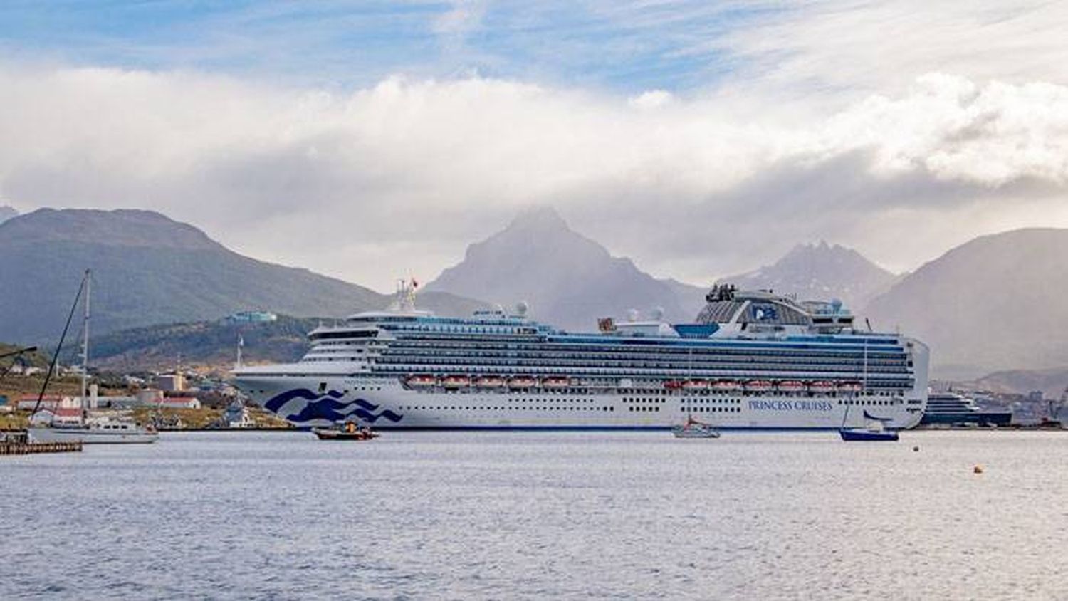 El crucero Sapphire Princess arribó a Ushuaia  con una multitud de turistas