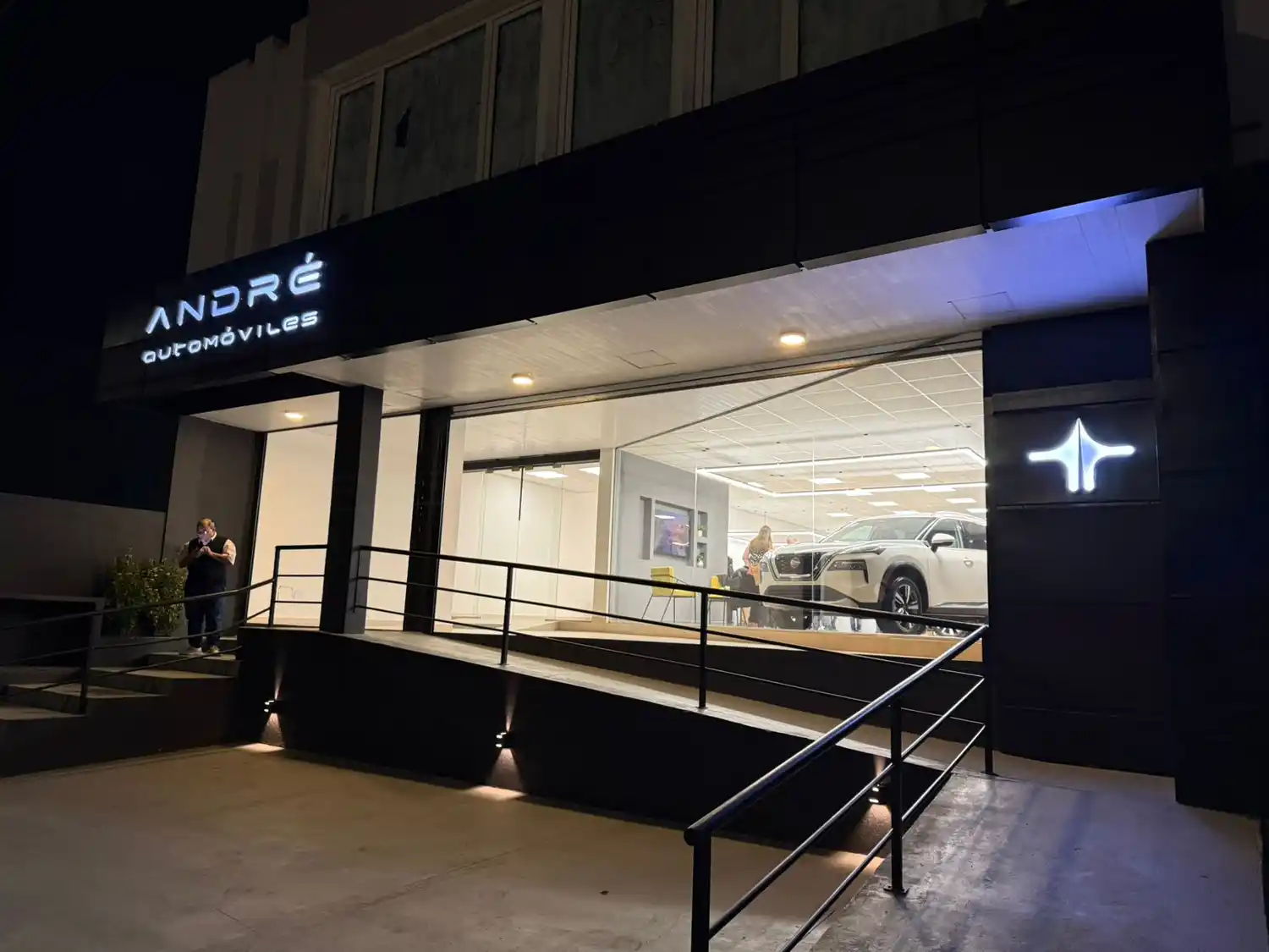 Frente de la sucursal de André Automóviles, ubicada en la Avenida Actis.