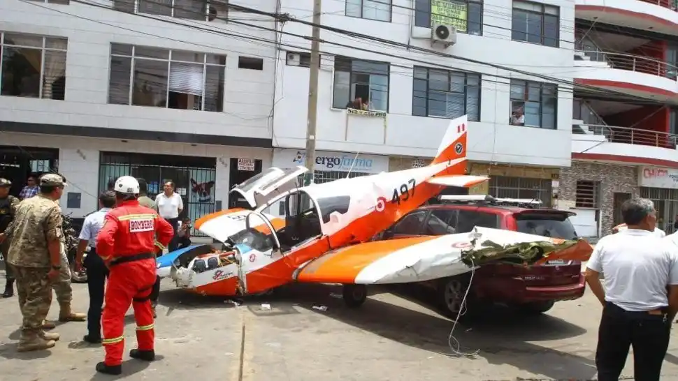 Perú: una avión de la Fuerza Aérea se estrelló en una avenida