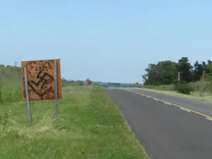 Aparecieron cruces esvásticas en carteles