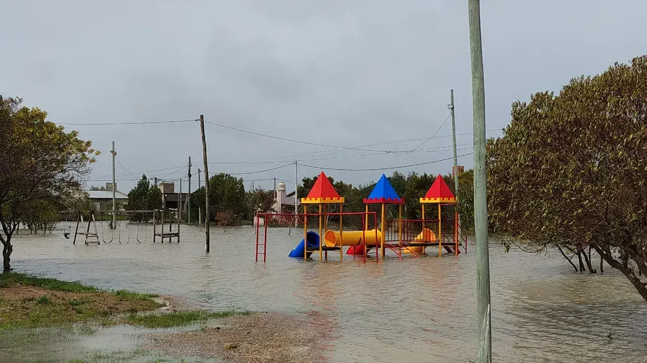 Marisol: importante crecida del mar y del río anegó calles y viviendas
