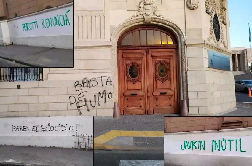 Nuevas pintadas en el Monumento, el Concejo y la Catedral apuntan contra Perotti y Javkin