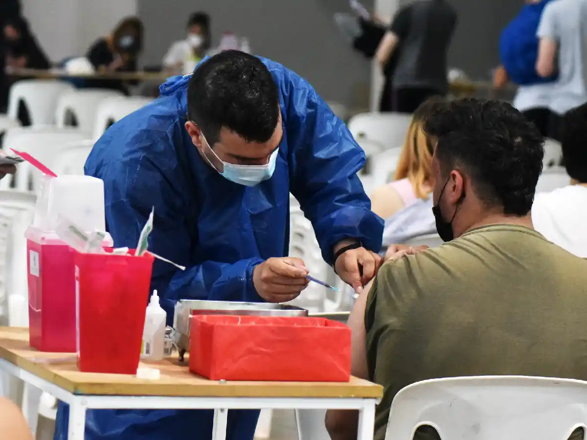 Covid: se suman nuevos horarios para vacunarse en San Francisco