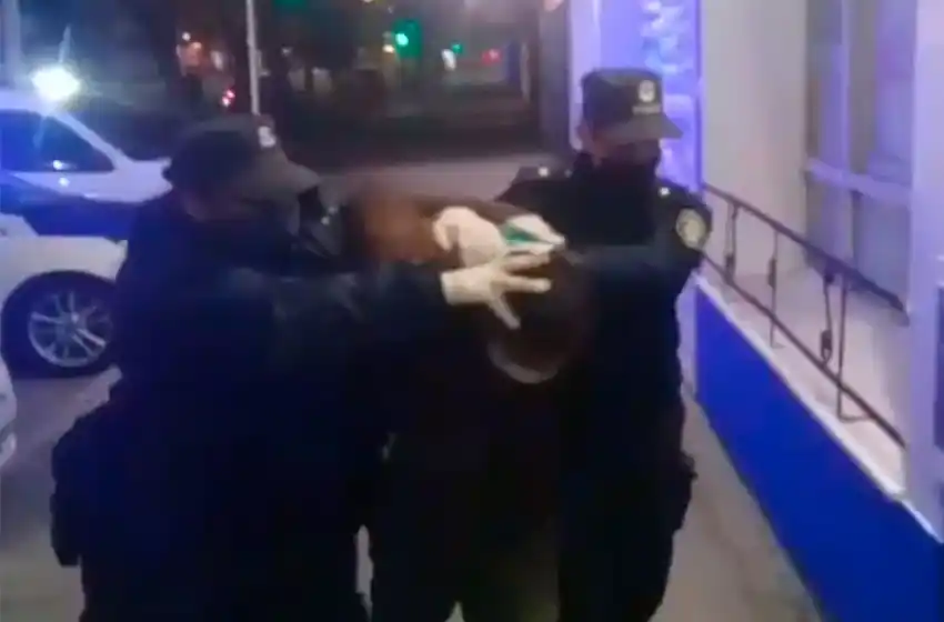 Pateó la puerta de un comercio, se lastimó el pie y se fue: lo atrapan rengueando a las pocas cuadras