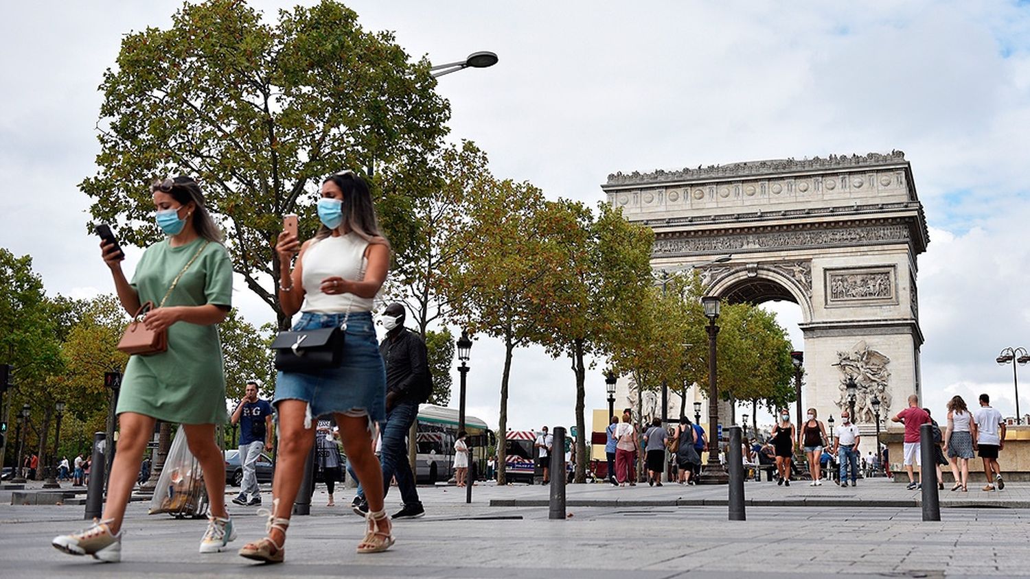 Francia no descarta los confinamientos locales