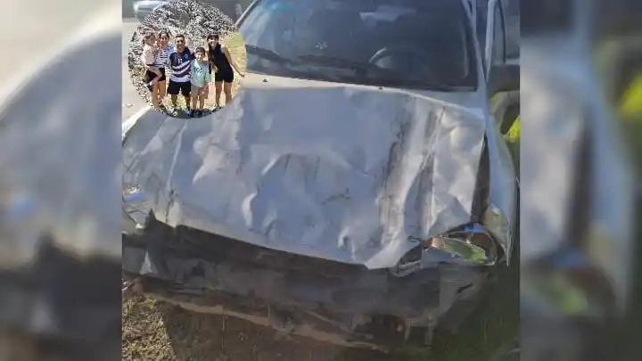 El auto sufrió destrozos en la parte delantera.