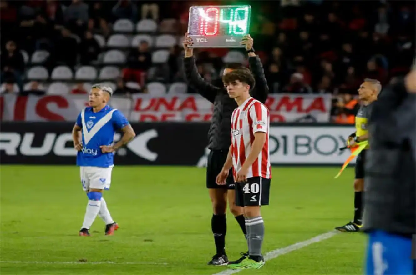 Axel Atum durante el momento donde su produce su debut en Primera División.