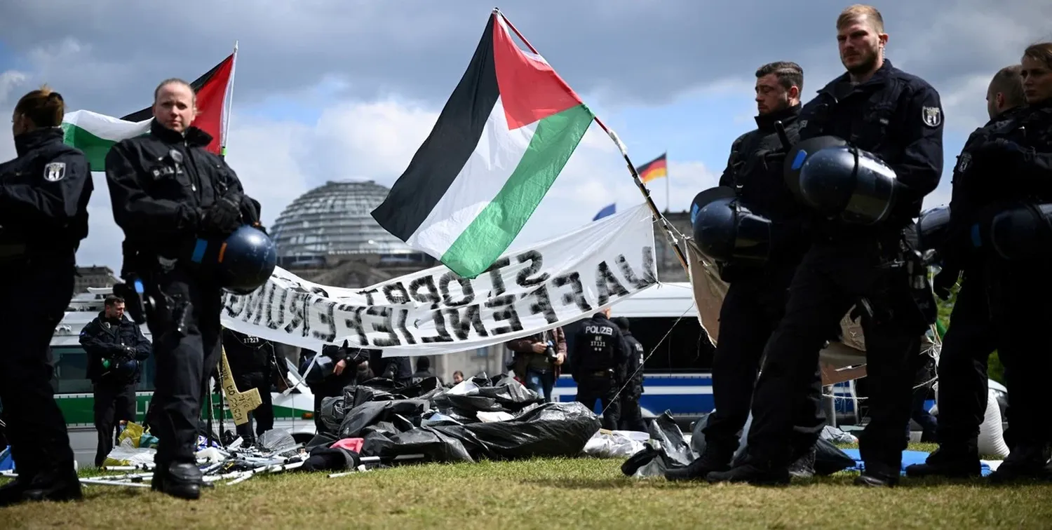 Efectivos policiales aseguran el área alrededor de un campamento de protesta pro palestino cerca de la cancillería alemana. Crédito: REUTERS.