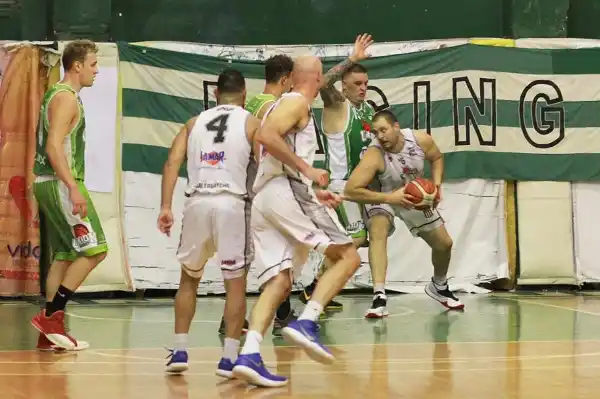 Racing y Neptunia buscan  quedar a un juego de la final