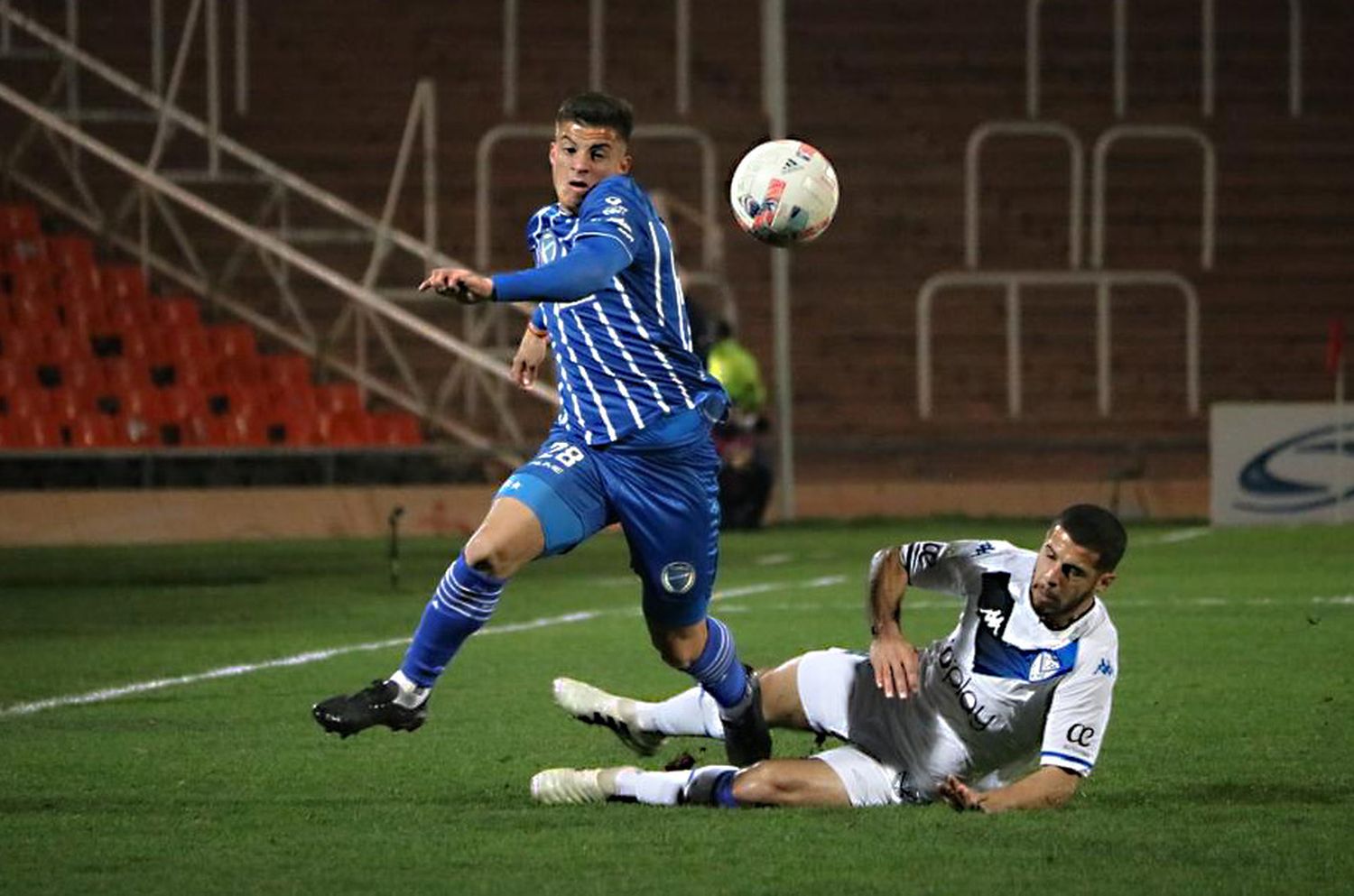 López, de Godoy Cruz, intenta escalar por el lateral derecho.