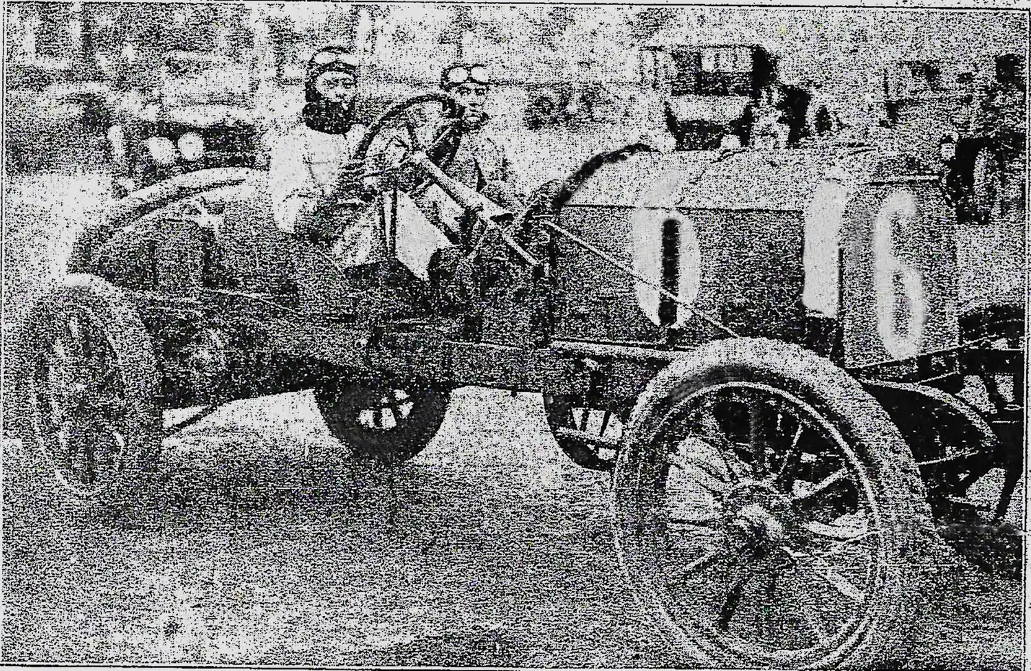 Pedro Vittori y Carlos Desani (h) en su coche “Juniors”  60 HP.  (Archivo Gráfico y Museo Histórico)