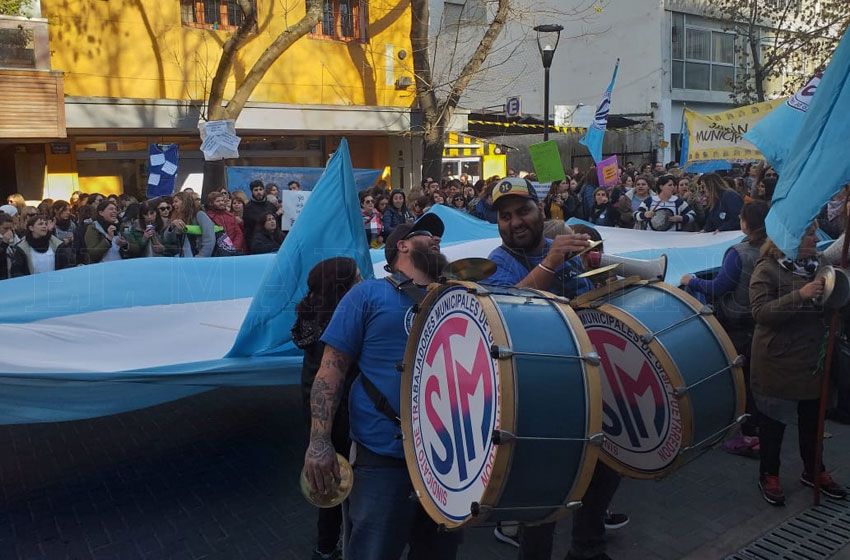 Docentes municipales realizan una retención de tareas con movilización
