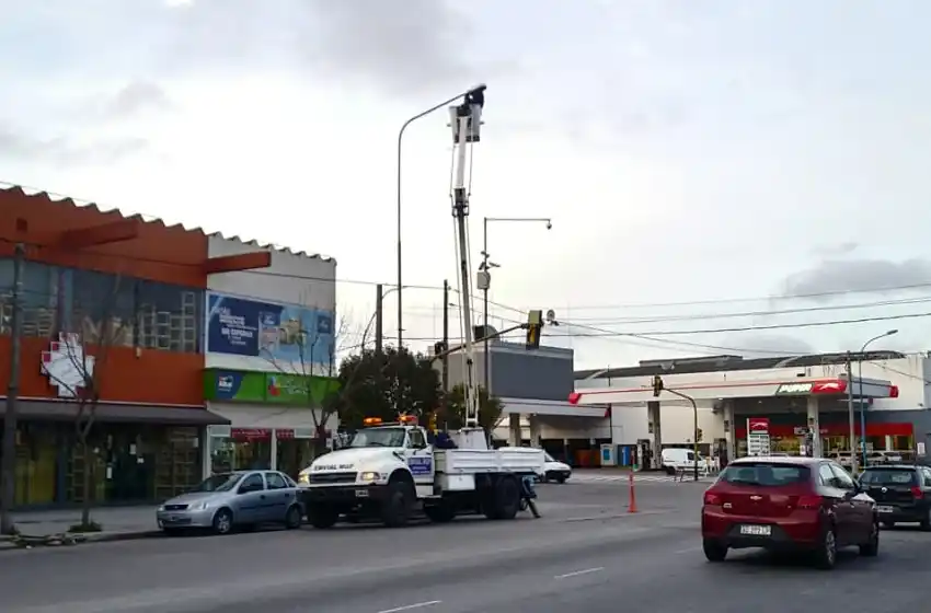 Recambio de luminarias de sodio a led en la Av. Independencia