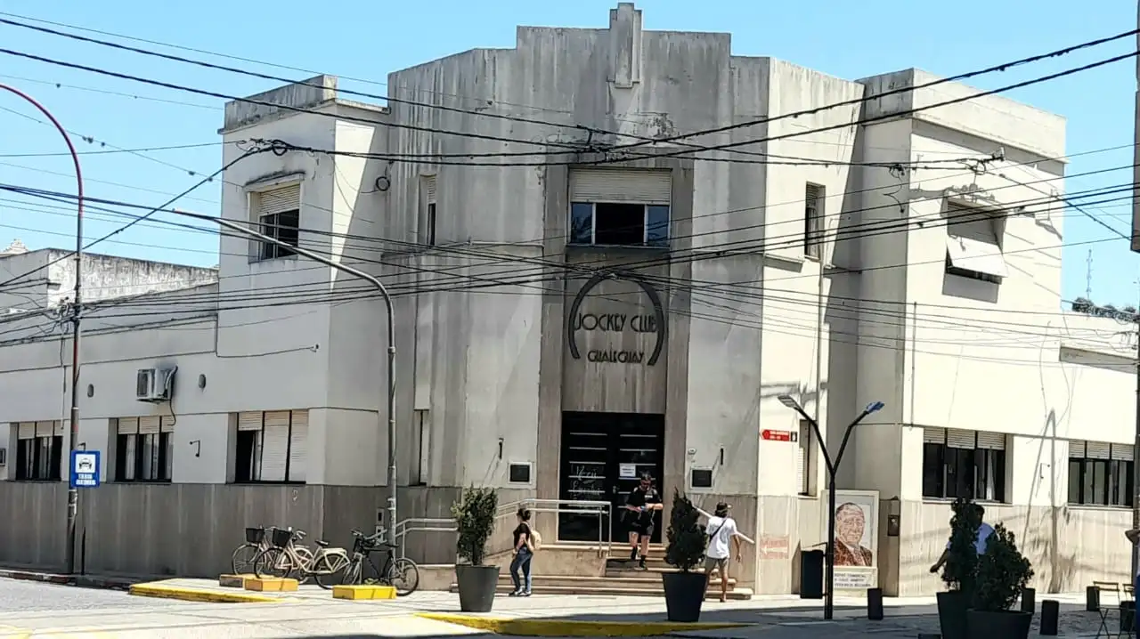 La imponente sede social del Jockey Club Gualeguay, una de las instituciones con más rica historia social y deportiva dentro de nuestra comunidad.