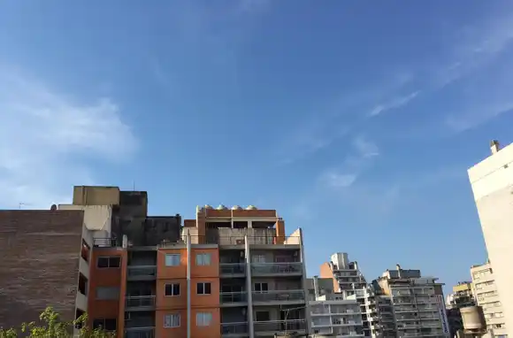 Martes de altas temperaturas con mañana despejada y tarde algo nublada en Rosario