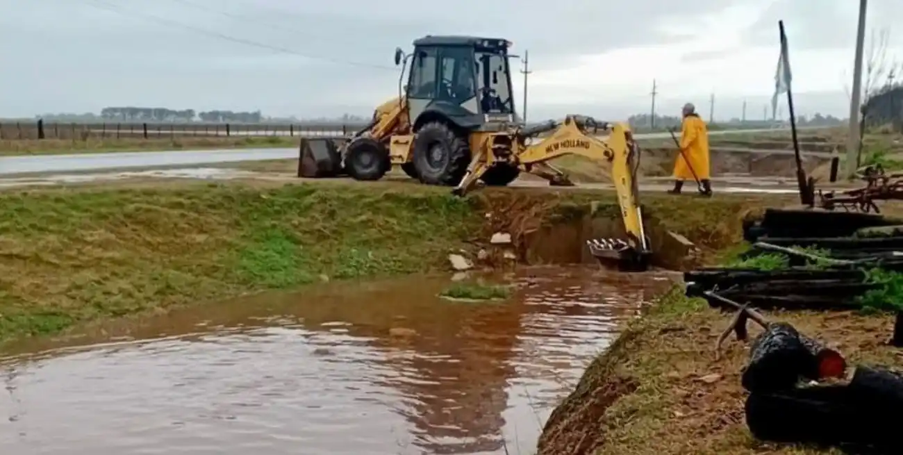 Máquinas trabajando en la desobstrucción de canales obstaculizados por grandes cantidades de basura. Foto: MVT