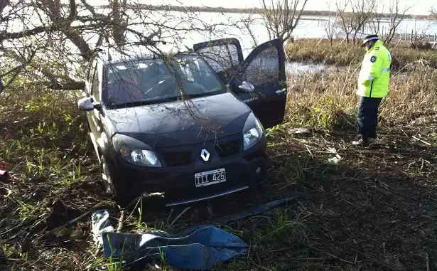 Ruta 12: Una familia despistó y por poco terminan en el agua 