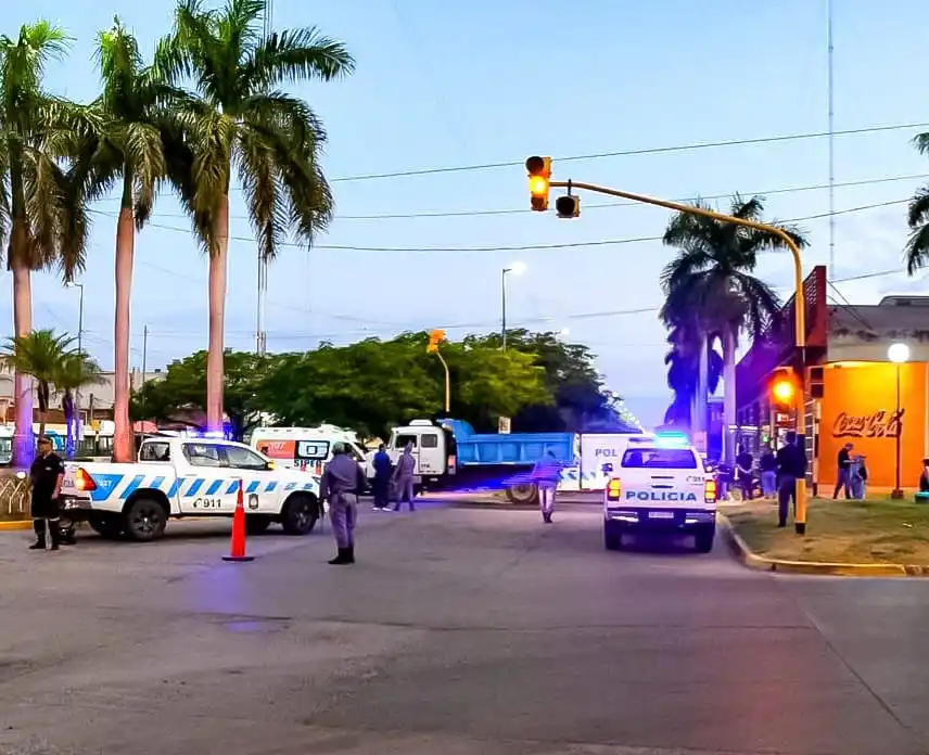 Una mujer falleció al ser embestida por un camión