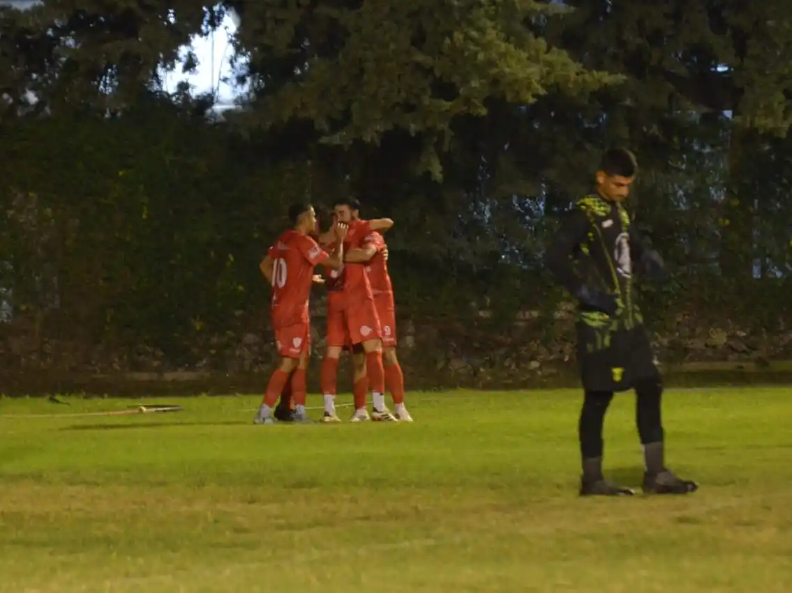 Urbano Quintana celebra su gol número 100 con la camiseta de Central Larroque (crédito: Magaa Escalante).
