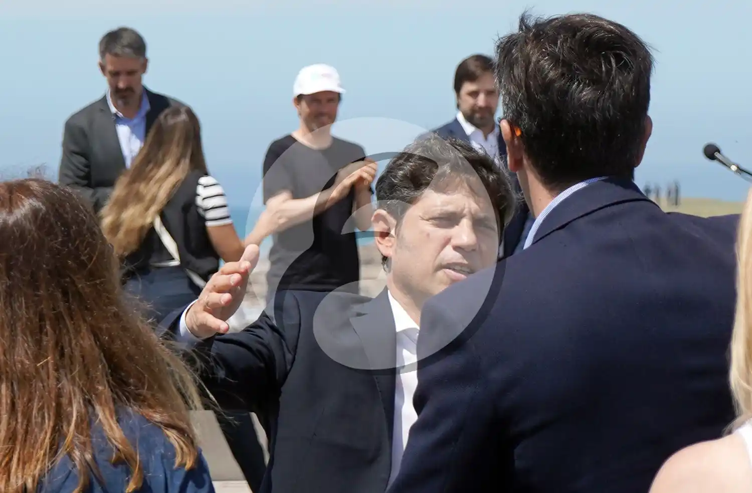 El Gobernador. A punto de estrecharse en un abrazo con el intendente de Necochea