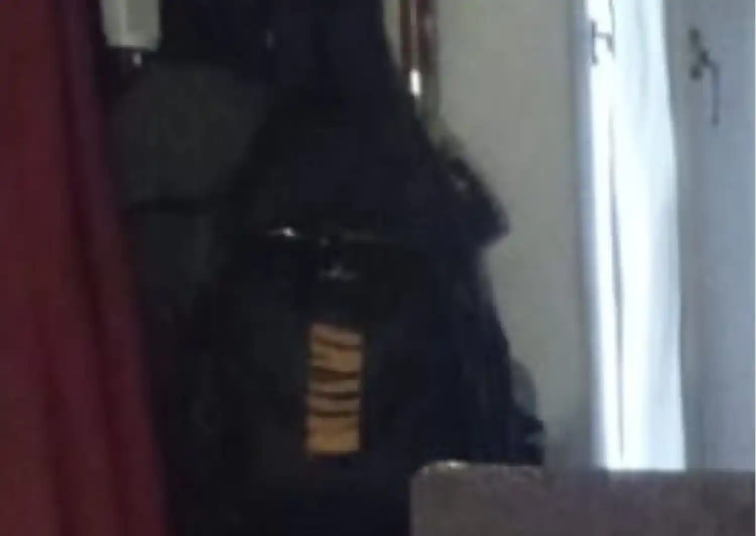 La mochila estaba colgada en un perchero al lado de la ventana.