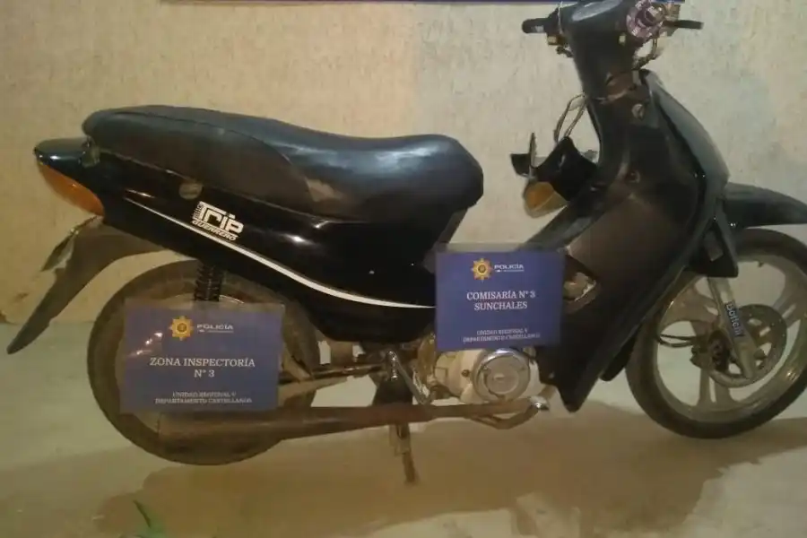 Estaba trabajando cuando se encontró con una moto abandonada en la vía pública: la denunció