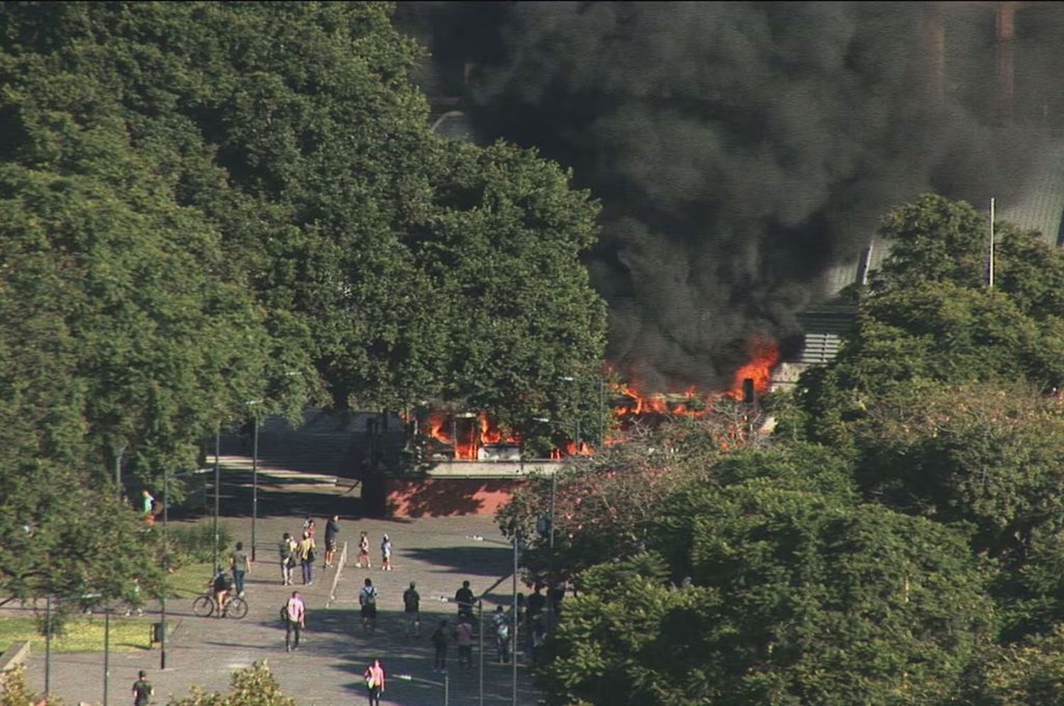 El fuego fue visible a kilómetros de distancia.