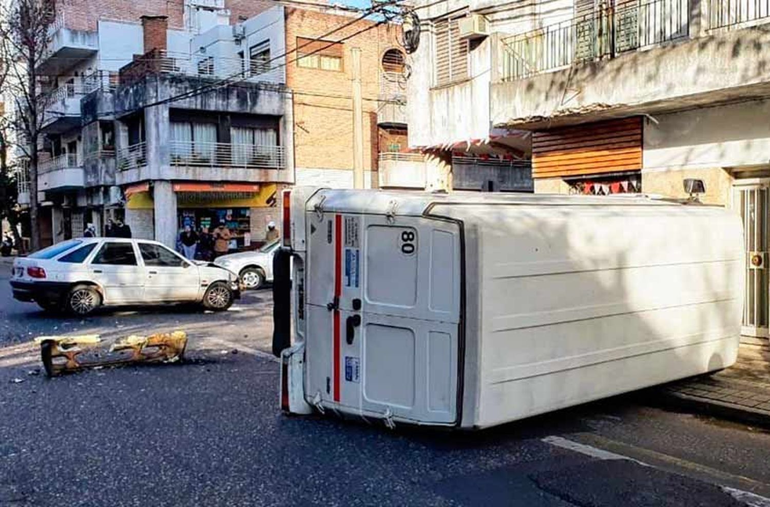 Espectacular choque en pleno centro de Rosario: volcó un utilitario