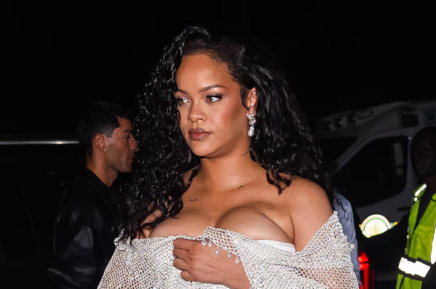 Rihanna, dejó a todos boquiabiertas con su apuesta de indumentaria.