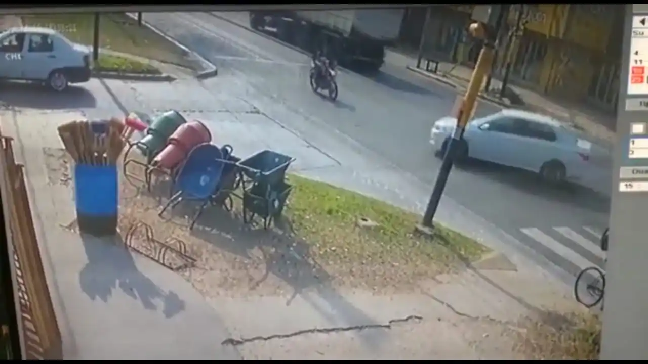 Video: Así fue el terrible accidente por el que murió un joven motoquero en La Plata
