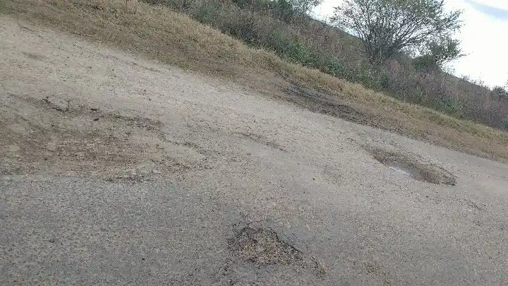 Sin respuestas: el tiempo sigue pasando, los pozos se siguen agrandando y el asfalto no llega