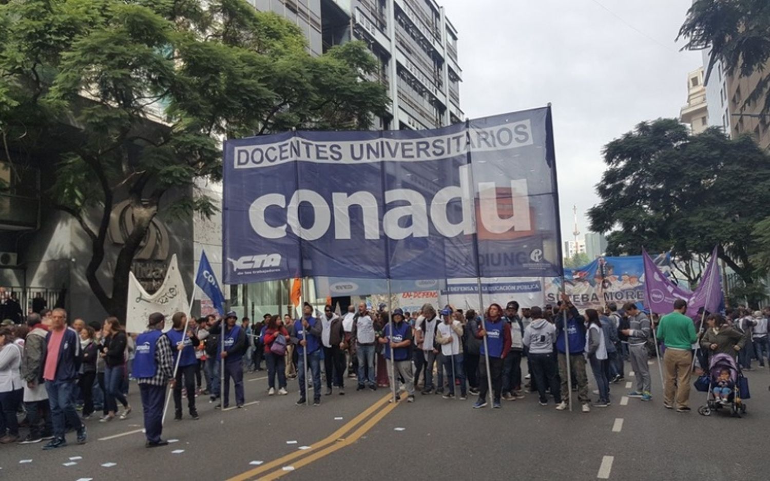 Docentes universitarios rechazaron una nueva oferta salarial y sigue la lucha