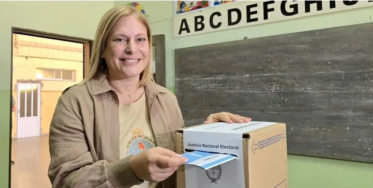 Gisela Scaglia emitiendo su voto en la Escuela José Pedro de Gálvez.