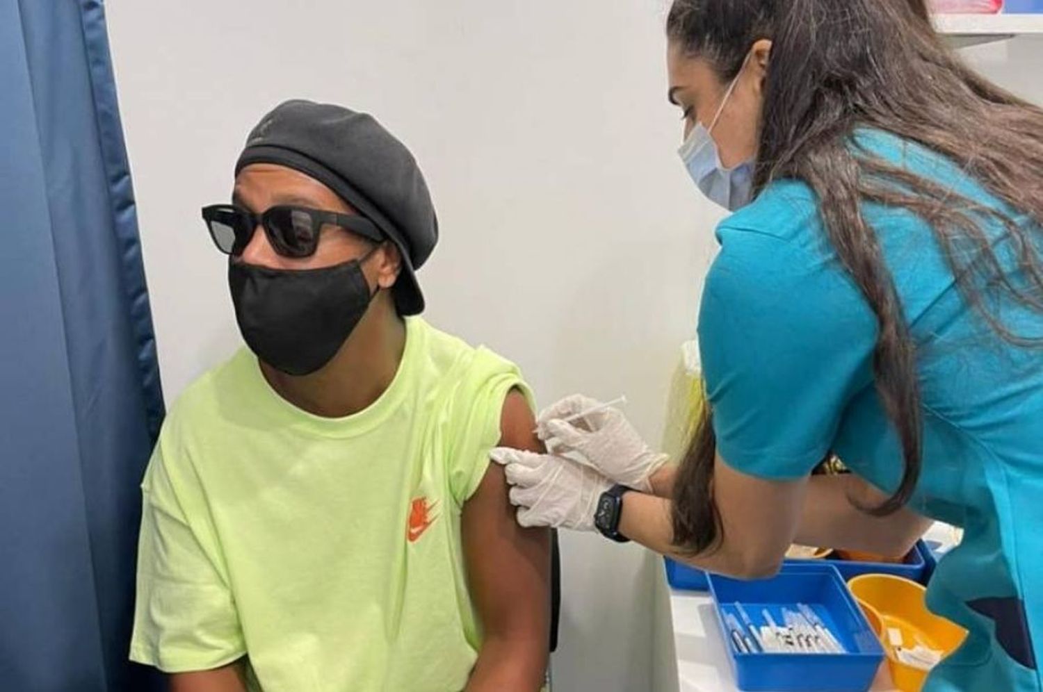 Ronaldinho recibió la vacuna contra el coronavirus