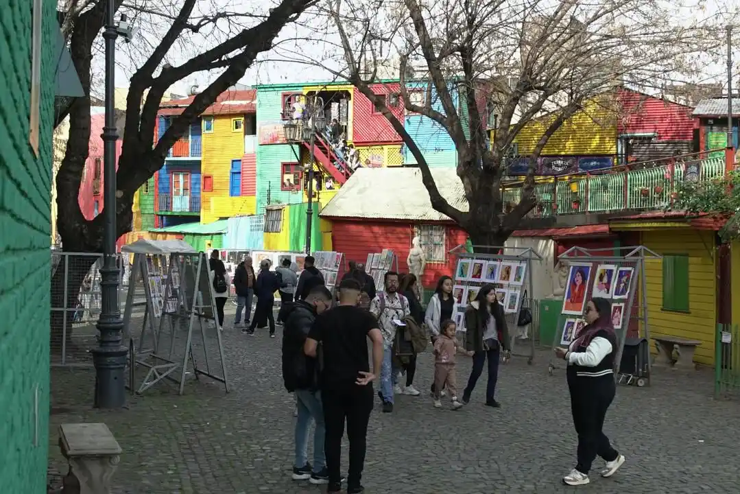 Caminito, siempre colorido y vibrante, invita a turistas y familias a pasear entre arte, historia y cultura en estas vacaciones de invierno.