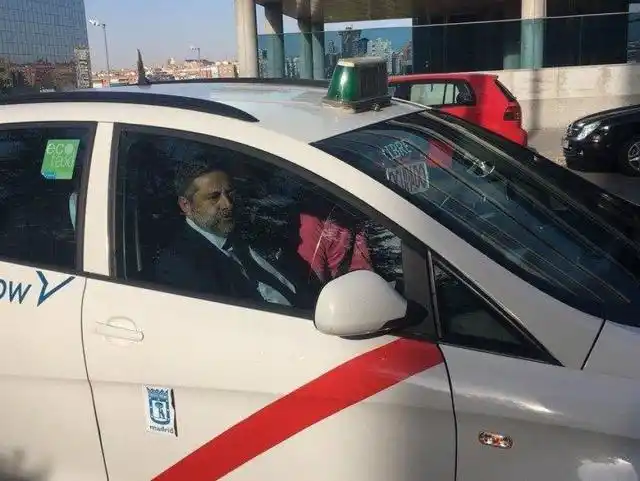 Angelici se subió a un taxi con la banda roja y llovieron los memes
