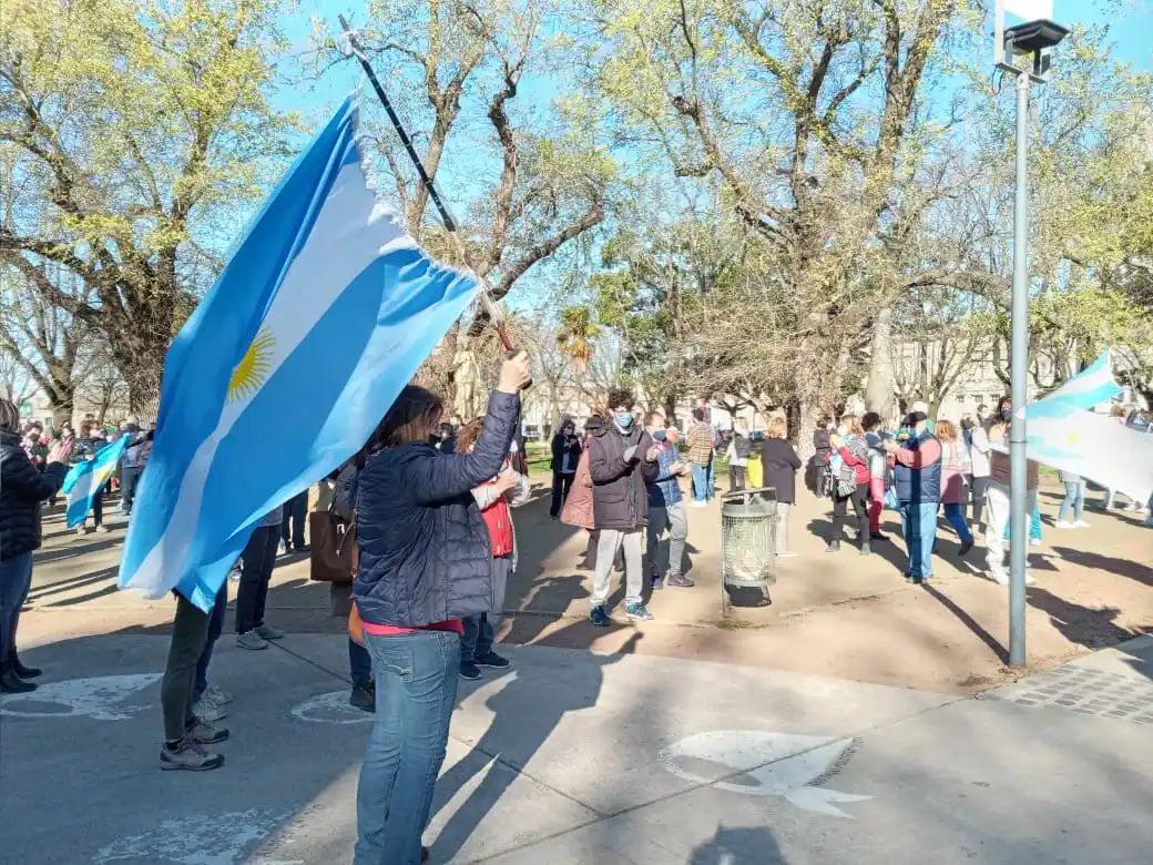 Más de un centenar de personas se movilizaron en Tandil contra el Gobierno nacional 