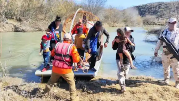 Rescatan a 73 migrantes que corrían peligro en las aguas del Río Bravo, entre ellos siete venezolanos