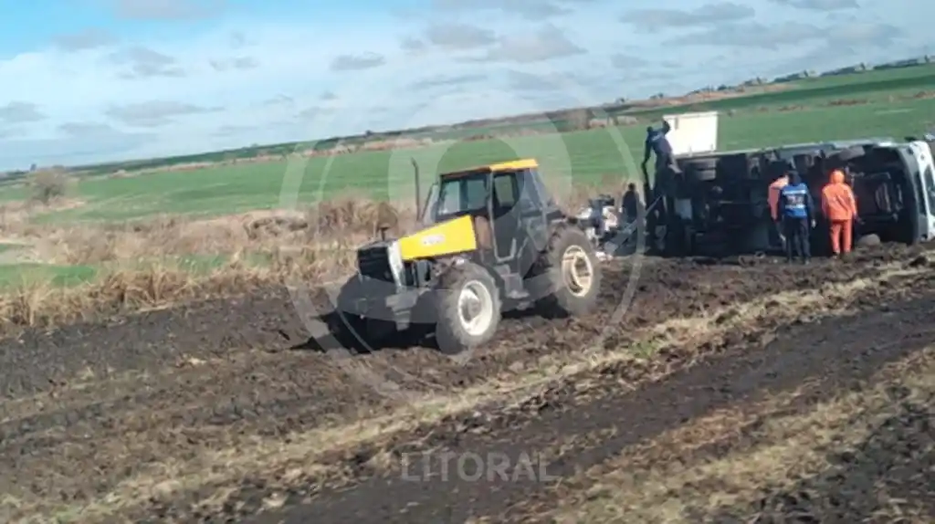 Accidente en Ruta 12: un camión perdió el control y volcó cerca de Los Algarrobitos