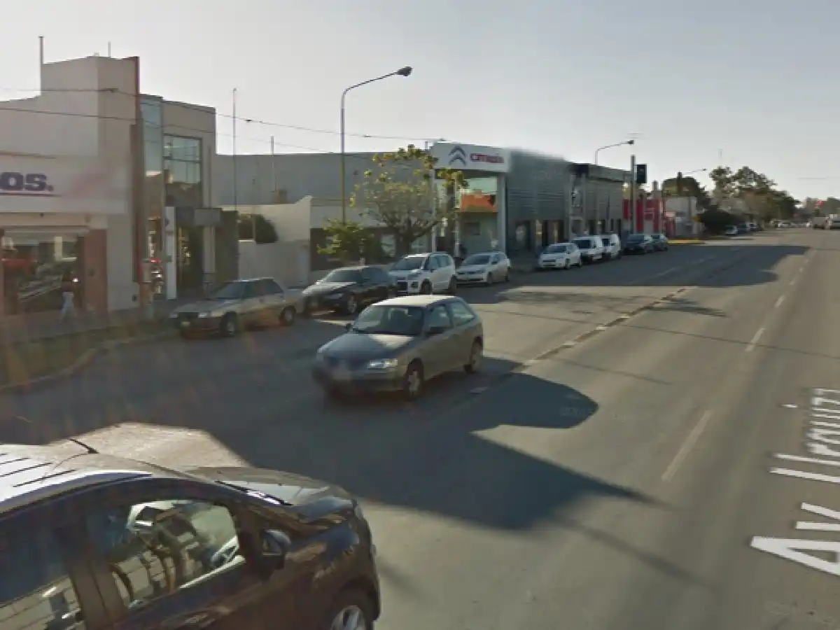 Paró en una rotisería a comprar y le robaron la moto